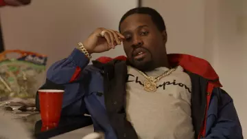 Camiseta de campeón en gris usada por Sha Raider (Shameik Moore) como se ve en Wu-Tang: An American Saga (S03E10)