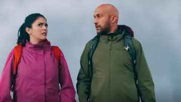 Woods Andromeda 2.5L Rainjacket porté par Josh Skinner (Keegan-Michael Key) comme on le voit dans Schmigadoon! (S01E01)