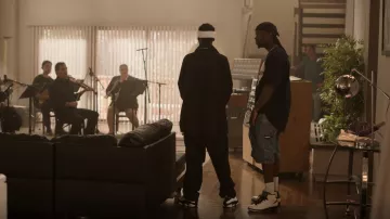 Tommy Hilfiger Pantalones cortos de mezclilla usados por Oliver 'Power' Grant (Marcus Callender) como se ve en Wu-Tang: An American Saga (S03E10)