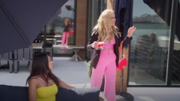 Bolso de niño charol rosa fluorescente de Chanel usado por Jackie Goldschneider como se ve en The Real Housewives of New Jersey (S13E09)