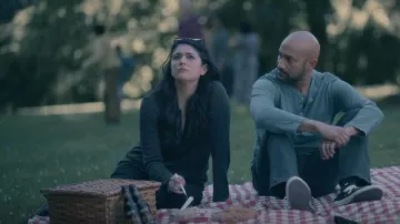 Monrow Ther­mal Hen­ley worn by Melissa Gimble (Cecily Strong) as seen in Schmigadoon! (S02E01)