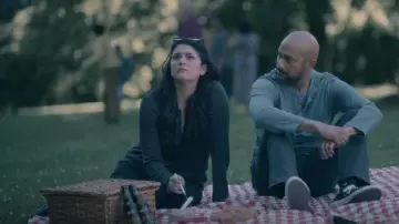 Threads 4 Thought Leeroy Slub Organic Cotton Long Sleeve Henley porté par Josh Skinner (Keegan-Michael Key) comme on le voit dans Schmigadoon! (S02E01)