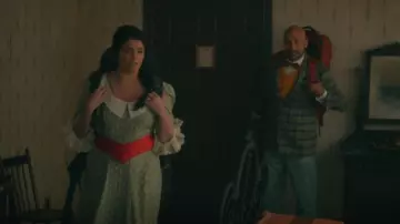 Osprey Farpoint 55 Sac à dos porté par Josh Skinner (Keegan-Michael Key) vu dans Schmigadoon! (S02E01)