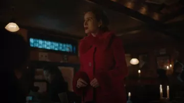 Kate Spade Fur Trim Anita Coat porté par Cheryl Blossom (Madelaine Petsch) vu dans Riverdale (S07E02)