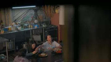 Wildfox Vanilla & Vibrant 'Lovers' Proud Billie Crop Tee usada por Sumi (Kara Wang) como se ve en Good Trouble (S05E04)