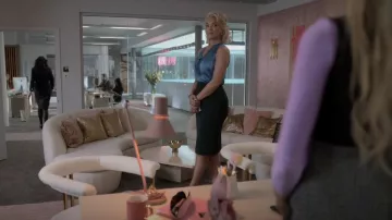 Jupe crayon noire Safiyaa Hokoku portée par Rebecca Welton (Hannah Waddingham) vue dans Ted Lasso (S03E04)