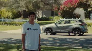 Camiseta de campeón usada por Paul Cho (Young Mazino) como se ve en Beef (Temporada 1 Episodio 1)