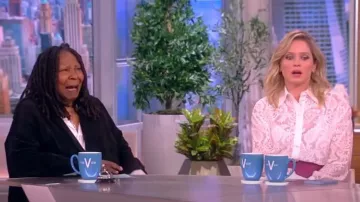 Zimmermann Wonderland camisa abotonada de encaje de manga larga usada por Sara Haines como se ve en The View el 6 de abril de 2023