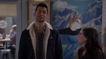 Veste Faherty Timberline portée par Max (Cheyenne Jackson) comme on le voit dans Call Me Kat (S03E20)