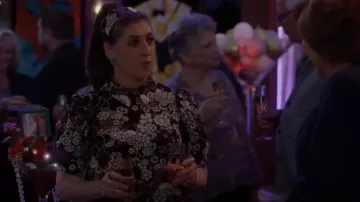 Robe Ted Baker Saskiie portée par Kat (Mayim Bialik) comme on le voit dans Call Me Kat (S03E20)