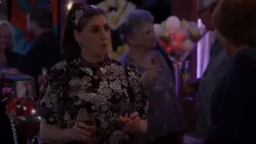 Robe Ted Baker Saskiie portée par Kat (Mayim Bialik) comme on le voit dans Call Me Kat (S03E20)