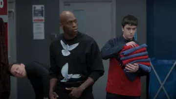 3.Paradis Flying Bird Crewneck en noir porté par Thierry Zoreaux (Moe Jeudy-Lamour) comme on le voit dans les tenues de Ted Lasso (S03E04)