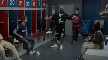 3.Paradis Birds Melissa Jogger porté par Thierry Zoreaux (Moe Jeudy-Lamour) vu dans Ted Lasso (S03E04)