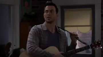 Rails Lennox Chemise en charbon de bois portée par Max (Cheyenne Jackson) comme on le voit dans Call Me Kat (S03E20)