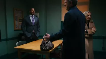 Gérard Darel Tote Bag Chocolate Leather usado por como se ve en Law & Order (S22E18)