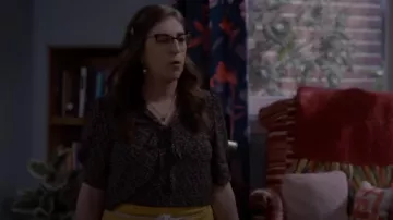 Chemisier à col cravate à imprimé floral CeCe en noir Multi porté par Kat (Mayim Bialik) comme on le voit dans Call Me Kat (S03E20)