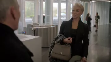 Dolce & Gabbana Medium Sicily Shoulder Bag usado por Rebecca Welton (Hannah Waddingham) como se ve en Ted Lasso (S03E04)