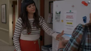 Falda de hardware Valentino V usada por Sam (Hannah Simone) como se ve en Not Dead Yet (S01E08)