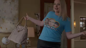 Marc Jacobs Wellington Fulton Sac sacoche en cuir porté par Lexi (Lauren Ash) comme on le voit dans Not Dead Yet (S01E08)