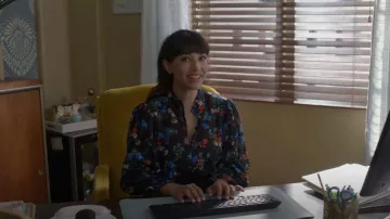 Alice + Olivia Ilan Smocked Sleeve Button Front Bluse por Sam (Hannah Simone) como se ve en Not Dead Yet (S01E08)