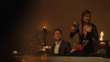 Autorretrato Recorte con encaje Stretch-jersey y gasa Halterneck Mini vestido usado por Naomi (Ashley Park) como se ve en BEEF (S01E01)