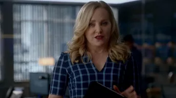 Escada V-Neck Short-Sleeve Windowpane Sheath Vestido usado por Marissa Morgan (Geneva Carr) como se ve en Bull (S06E02)