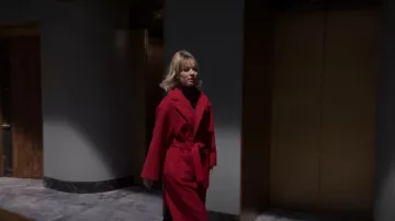 Max Mara Ludmilla Abrigo usado por Cassie Bowden (Kaley Cuoco) como se ve en La azafata (S02E01)