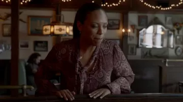 Paige Maline Print Silk Blouse portée par Danny James (Jaime Lee Kirchner) vue dans Bull (S06E02)