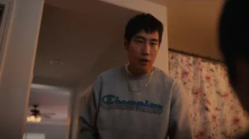 Champion Powerblend Fleece Crew usado por Paul Cho (Young Mazino) como se ve en BEEF (S01E02)