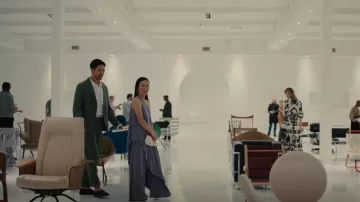 Staud Bean Small Convertible Clutch Bag usado por Amy Lau (Ali Wong) como se ve en BEEF (S01E02)