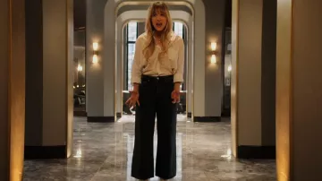 Rag & Bone Maya Jeans worn by Cassie Bowden (Kaley Cuoco) as seen in The Flight Attendant (S02E02)