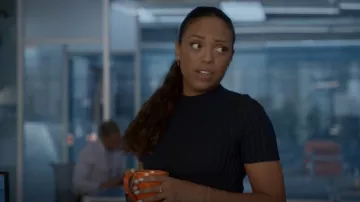 Suéter de manga corta Zara usado por Danny James (Jaime Lee Kirchner) como se ve en Bull (S06E03)