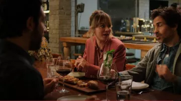 Paul Smith Peach Silk Blend Shirt usada por Cassie Bowden (Kaley Cuoco) como se ve en The Flight Attendant (S02E02)