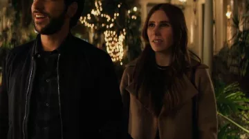 Derek Lam Veste de chameau coupée portée par Annie Mouradian (Zosia Mamet) comme on le voit dans The Flight Attendant (S02E02)