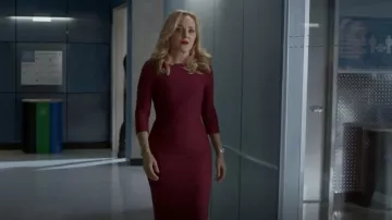 Roland Mouret Witham Vestido en Cerise usado por Marissa Morgan (Geneva Carr) como se ve en Bull (S06E03)
