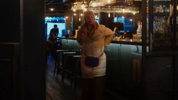 Clare V Quilted Nylon Belt Bag usado por Cassie Bowden (Kaley Cuoco) como se ve en The Flight Attendant (S02E03)