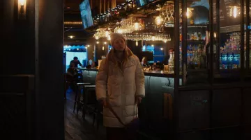 Moncler Erysimum Down Coat usado por Cassie Bowden (Kaley Cuoco) como se ve en The Flight Attendant (S02E03)