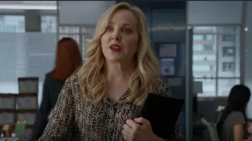 Chloé Chemise rayée à imprimé floral portée par Marissa Morgan (Geneva Carr) vue dans Bull (S06E04)