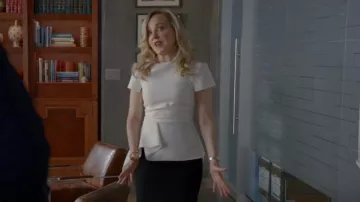 Roland Mouret Newhall Drapeado Peplum Top usado por Marissa Morgan (Geneva Carr) como se ve en Bull (S06E04)