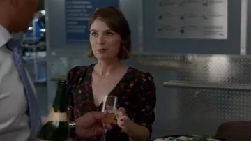 El vestido Kooples con estampado floral con hombros recogidos usado por Taylor Rentzel (MacKenzie Meehan) como se ve en Bull (S06E04)