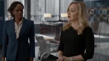 Roland Mouret Abbaye Peplum Vestido de lana drapeado usado por Marissa Morgan (Geneva Carr) como se ve en Bull (S06E05)