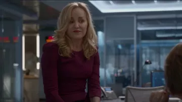 Roland Mouret Ashridge Encaje Crepe Top usado por Marissa Morgan (Geneva Carr) como se ve en Bull (S06E05)