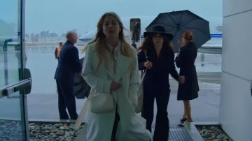 Clare V. Midi Sac usado por Cassie Bowden (Kaley Cuoco) como se ve en The Flight Attendant (S02E04)