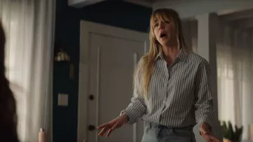 Masai Copenhagen Inea Stripe Buttone Up Chemise portée par Cassie Bowden (Kaley Cuoco) comme on le voit dans The Flight Attendant (S02E05)