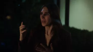 Veronica Beard Gaya Chaqueta de cuero usada por Annie Mouradian (Zosia Mamet) como se ve en The Flight Attendant (S02E05)