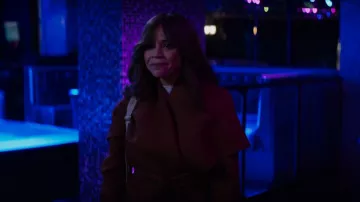 Manteau court en laine de cachemire Cuyana porté par Megan comme on le voit dans The Flight Attendant (S02E05)