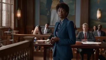 Alexander McQueen Leaf Crepe Slim Bootcut Pantalones en 3019 usados por Olivia como se ve en Bull (S06E07)