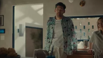 Sasquatchfabrix Camisa sin cuello con estampado de pino usada por George Nakai (Joseph Lee) como se ve en BEEF (S01E06)