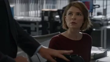 Vince Rib Jewel Neck Short Sleeve Sweater usado por Taylor Rentzel (MacKenzie Meehan) como se ve en Bull (S06E07)