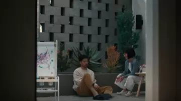 Bottega Veneta Pud­dle San­dals worn by Amy Lau (Ali Wong) as seen in BEEF (S01E08)